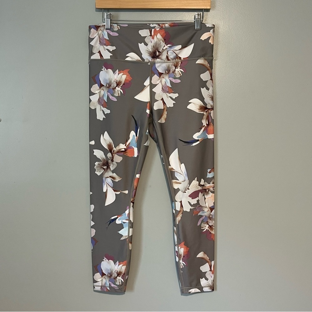 Athleta Elation Paradise gray floral print 7/8 Tight leggings, large.
